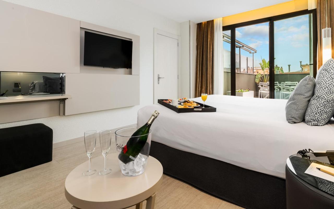 La chambre mansardée avec terrasse comprend un accès au spa par personne et par séjour